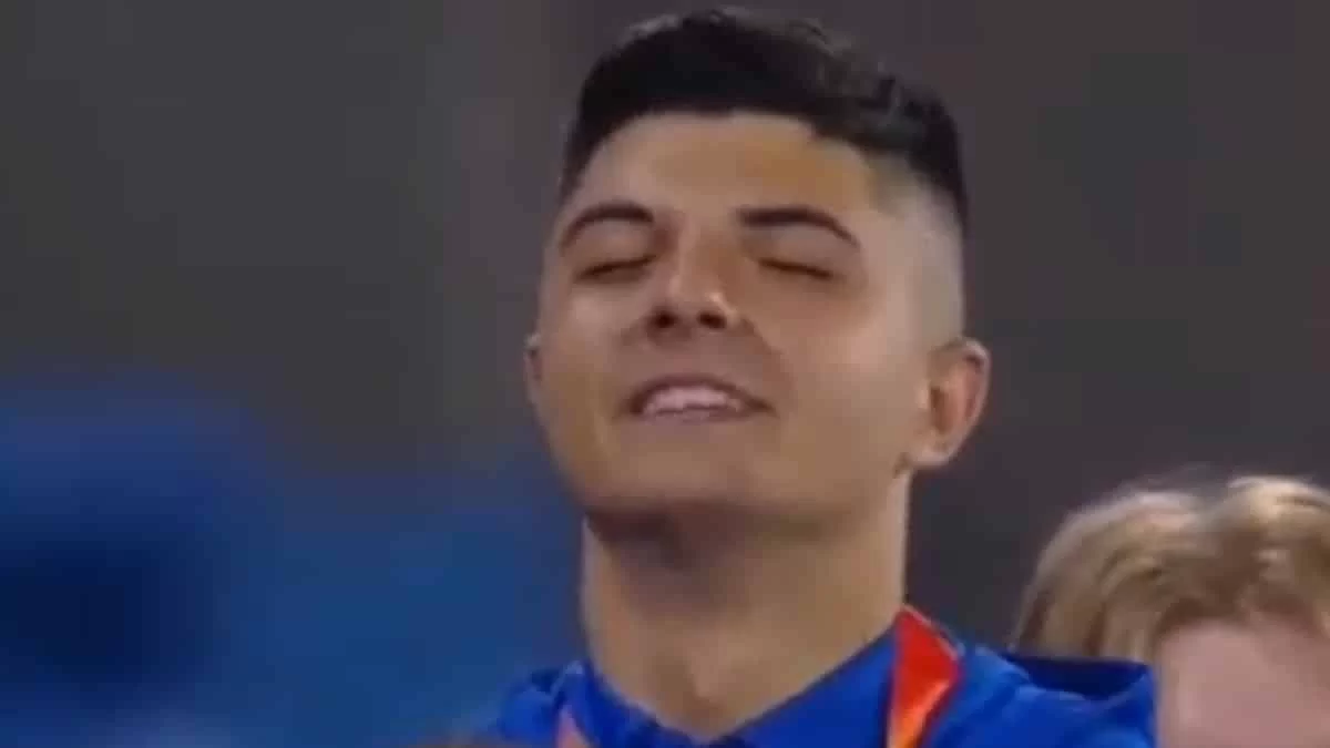 Mε δάκρυα στα μάτια το ''χρυσό'' παιδί της σφαιροβολίας Γιάννης Κορακίδης - Λύγισε στην ανάκρουση του εθνικού ύμνου