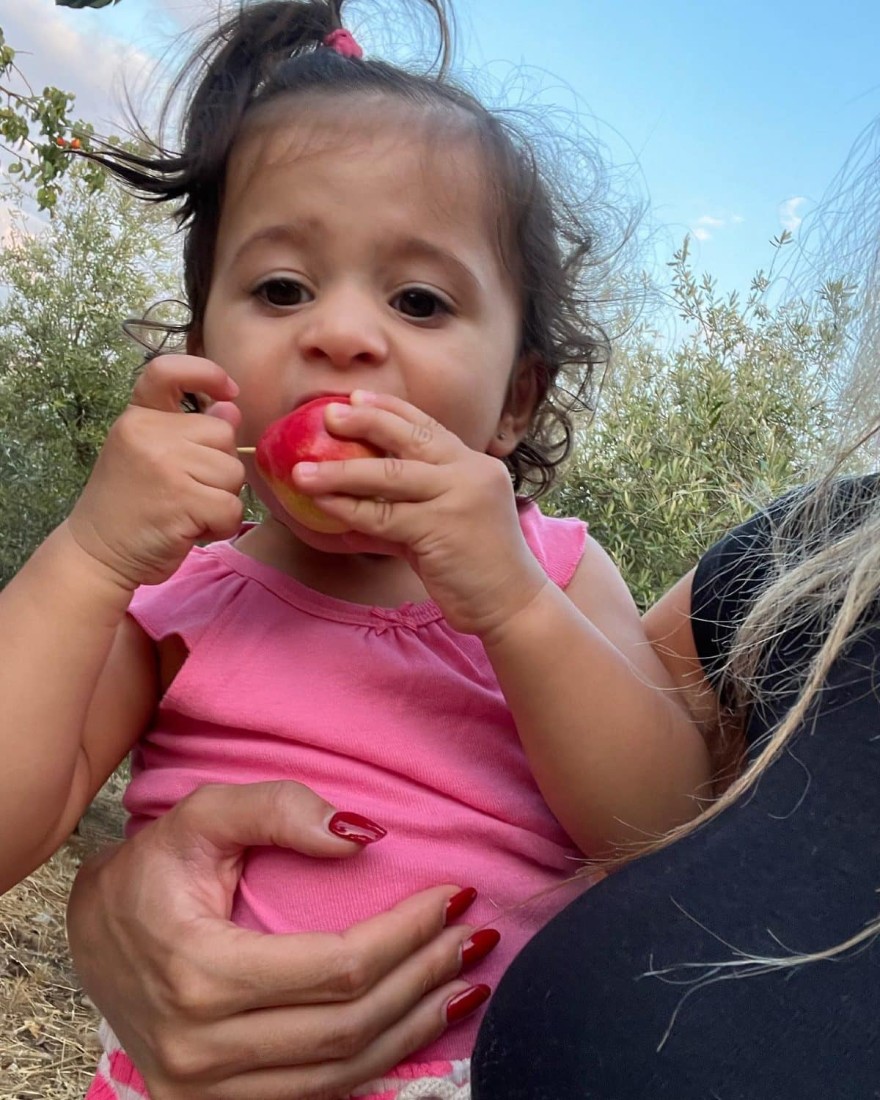 Η κόρη του Γιώργου Λιανού καταβροχθίζει μια κοντούλα στο χωράφι