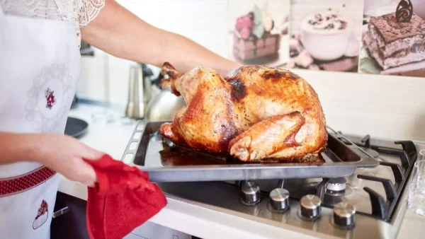 Την έχουμε πατήσει όλοι - Το σημαντικό λάθος που κάνουμε όταν μαγειρεύουμε το κοτόπουλο