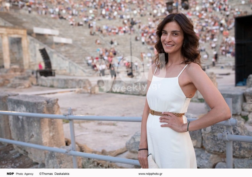 Η Αντιγόνη Κουλουκάκου ποζάρει χαμογελαστή στο φακό στην Επίδαυρο