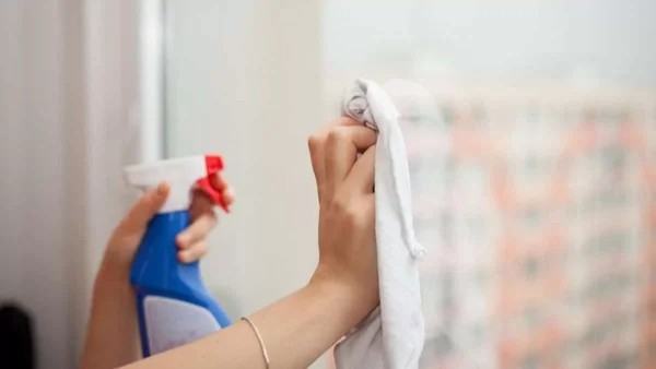 Ψεκάστε τα παράθυρά σας με λίγο ξύδι - Θα σωθείτε από ένα μεγάλο προβλήμα