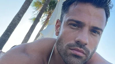 Αραχτός με το μαγιό του σε  καναπέ - ''Κολάζει'' ό,τι κινείται ο Κωνσταντίνος Αργυρός