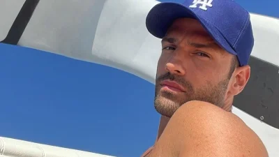 Ημίγυμνος στην Κεφαλονιά - Αναστάτωσε το διαδίκτυο ο Κωνσταντίνος Αργυρός με τις νέες του φωτογραφίες