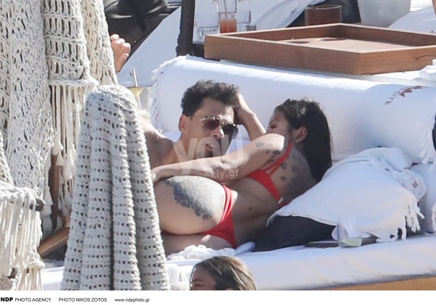 Η Elettra Lamborghini με τον Dj Αfrojack κάνουν ηλιοθεραπεία σε παραλία της Μυκόνου
