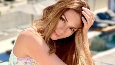 Κατάμαυρη με σγουρά μαλλιά σε κυκλαδίτικο σοκάκι - Ανανεωμένη η Βάσω Λασκαράκη από τις διακοπές της με τον Σουλτάτο