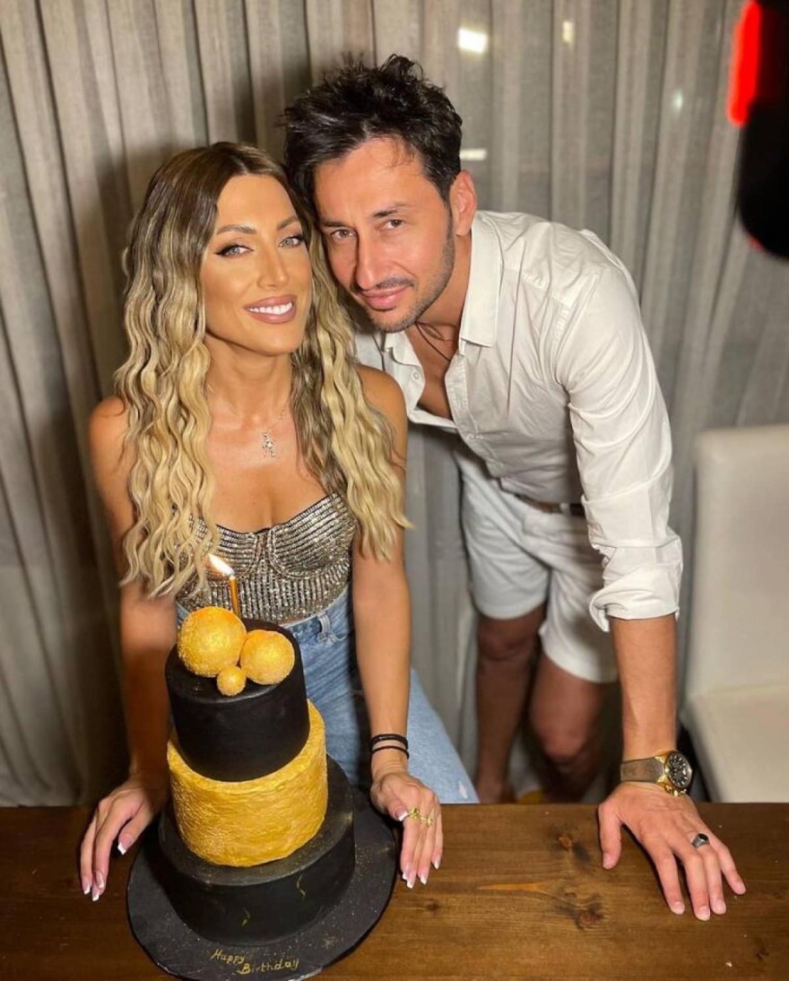 Η Λεάννα Μάρκογλου αγκαλιά με τον Πάνο Καλλίδη στα γενέθλιά της