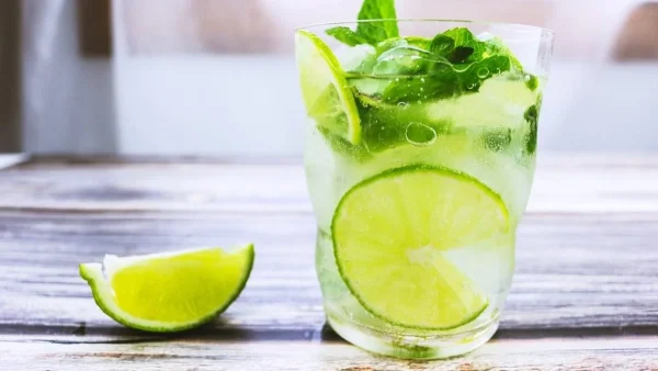 Όλη η αλήθεια για το λεμόνι στο νερό - Τι μπορεί να προκαλέσει στον οργανισμό μας αν το πίνουμε καθημερινά