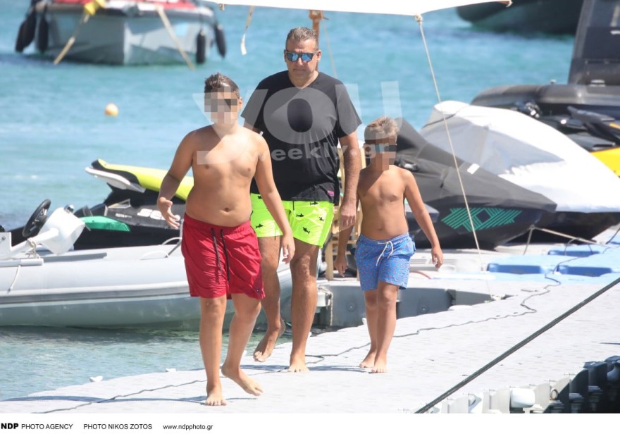Ο Γιώργος Λιάγκας κατευθύνεται με τους γιους του προς την παραλία