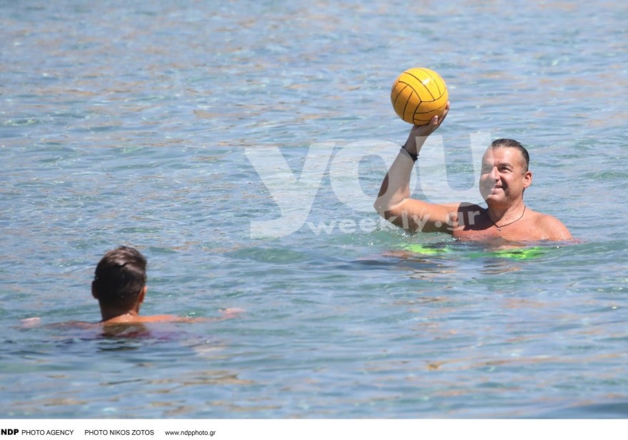 Ο Γιώργος Λιάγκας παίζει πόλο με τους γιους του στη Μύκονο