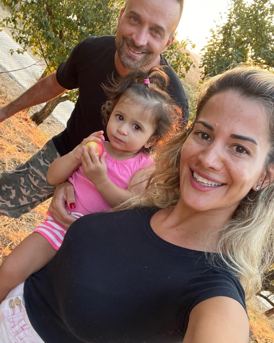 Ο Γιώργος Λιανός με τη σύζυγο και την κόρη του απολαμβάνουν τα φρούτα του χωραφιού