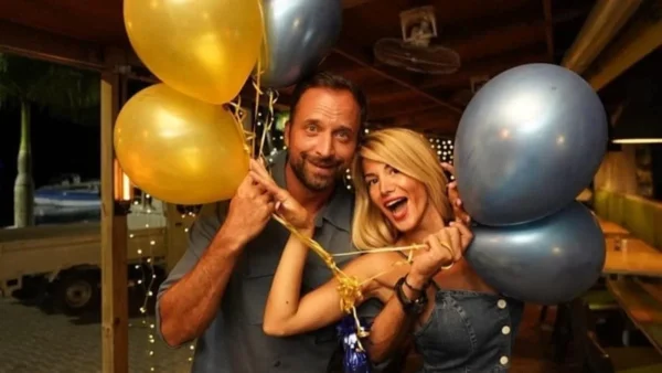 Με μαύρο μαγιό και άβαφη στο πλευρό του - Στη θάλασσα Γιώργος Λιανός και Κωνσταντίνα Καραλέξη