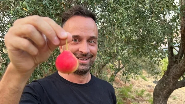 Με τα φρούτα στο χέρι -  Ο Γιώργος Λιανός σε σπάνιες φωτογραφίες με την κορούλα και τη γυναίκα του