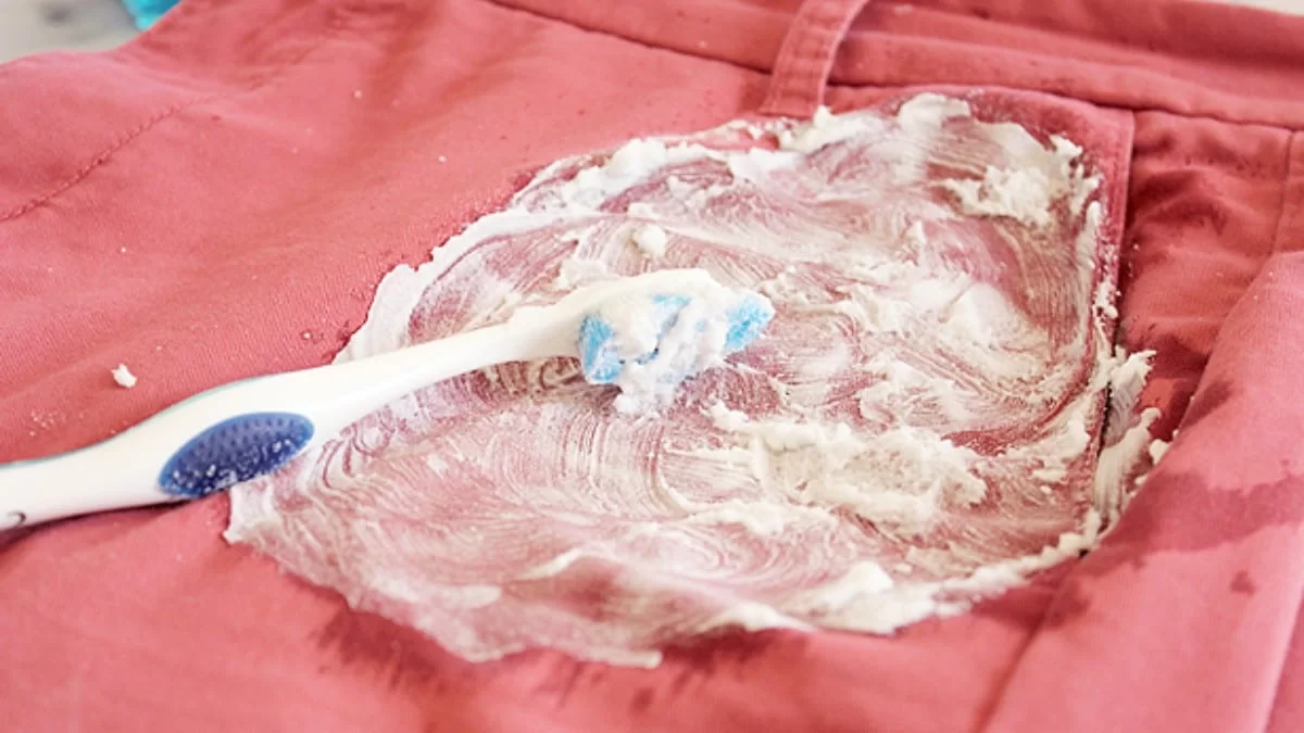 Ο πιο δύσκολος καλοκαιρινός λεκές καταπολεμάται με μαγειρική σόδα και ακόμα 1 υλικό - Θέλετε μόνο 10 λεπτά