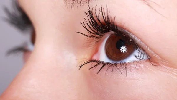 Απλώστε με ένα βαμβάκι μαγειρική σόδα και χαμομήλι γύρω από τα μάτια - Εξαφανίζει 3 μεγάλα προβλήματα