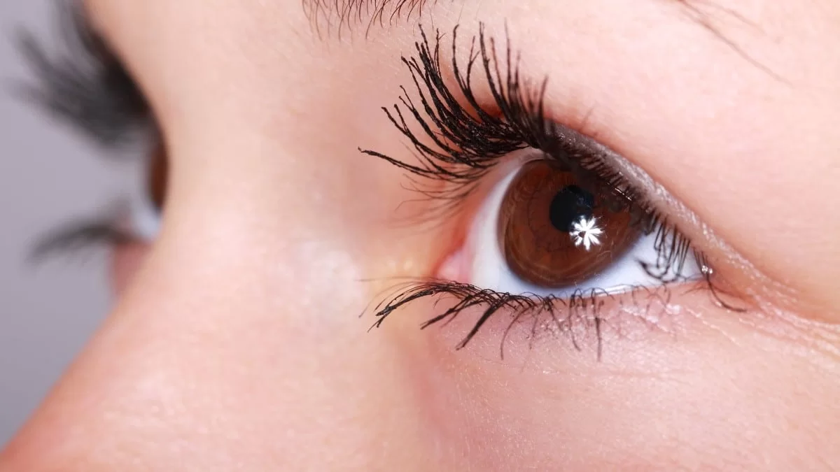 Απλώστε με ένα βαμβάκι μαγειρική σόδα και χαμομήλι γύρω από τα μάτια - Εξαφανίζει 3 μεγάλα προβλήματα