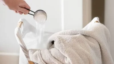 Μυρίζουν μούχλα τα ρούχα σας; Συνδυάστε την μαγειρική σόδα με ένα συγκεκριμένο υλικό και...