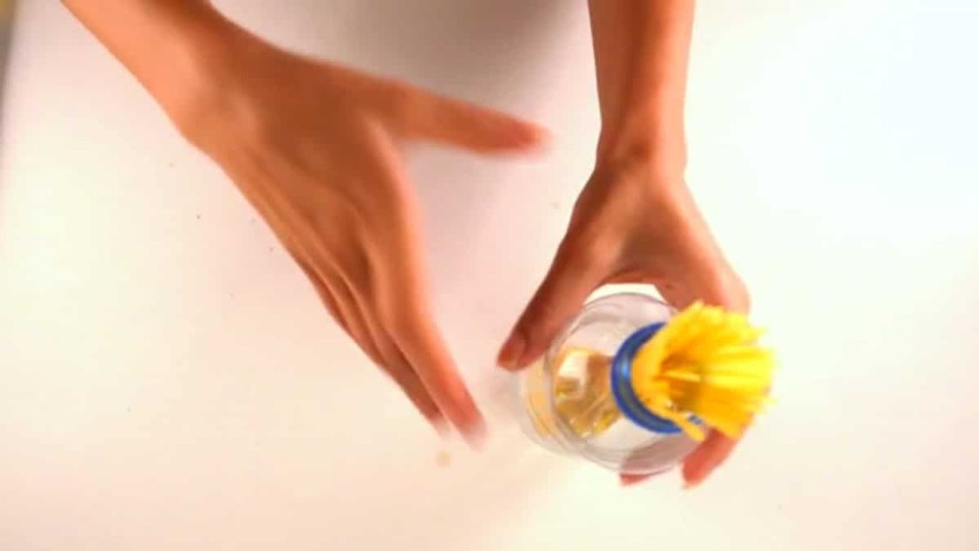 Πάρτε τα μακαρόνια και βάλτε τα σε ένα πλαστικό μπουκάλι