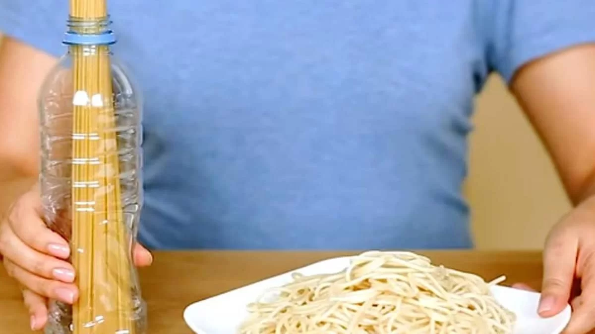 Πάρτε τα μακαρόνια και βάλτε τα σε ένα πλαστικό μπουκάλι - Το αποτέλεσμα θα σας εντυπωσιάζει