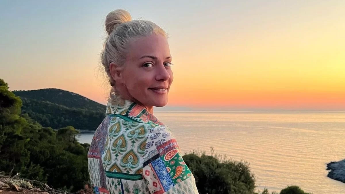 Αψεγάδιαστη επιδερμίδα και χωρίς ίχνος ρετούς - Το πραγματικό πρόσωπο της Ζέτας Μακρυπούλια στα 44 της