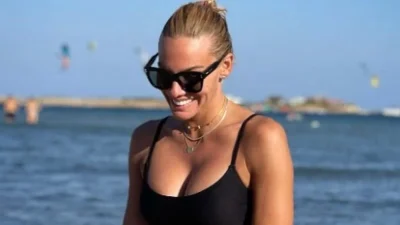 Αγκαλιά με τον μικρό κολυμβητή της - Έτσι περνά ξέγνοιαστα τις διακοπές της η Ιωάννα Μαλέσκου