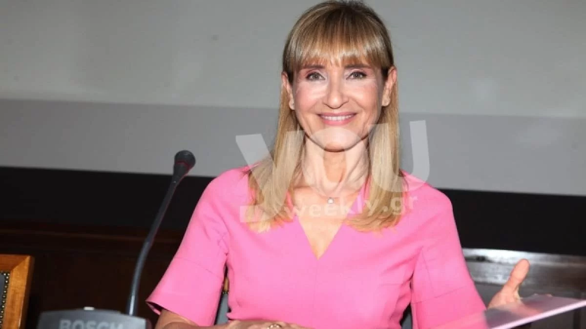 Με λευκό μίνι φόρεμα και φαγητό στο χέρι - Η Μάρα Ζαχαρέα ποζάρει στην παραλία και απλώνει τα καλλίγραμμα πόδια της