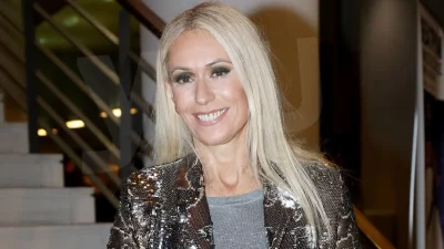 Με μαύρο ολόσωμο μαγιό που "αγκαλιάζει" την σιλουέττα της - Η πόζα στα 57 της χρόνια που "αναστάτωσε"