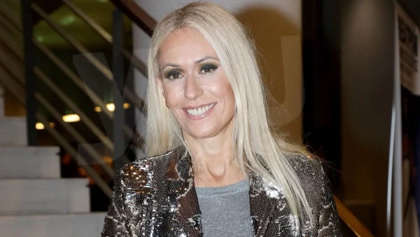 Με μαύρο ολόσωμο μαγιό που "αγκαλιάζει" την σιλουέττα της - Η πόζα στα 57 της χρόνια που "αναστάτωσε"