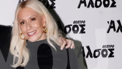 Στο πλάι της μαμάς του ο Άρης Αργυρόπουλος - Με μακριά εμπριμέ φούστα η Μπακοδήμου μαζί με τον γιο της