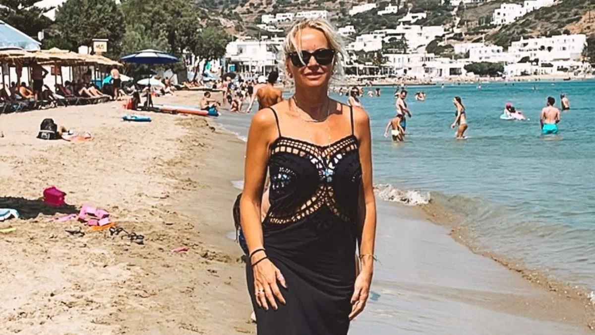 Με τιρκουάζ μαγιό ξαπλωμένη στην άμμο - Άβαφη και χαμογελαστή η Μπεκατώρου λίγο πριν φύγει το καλοκαίρι