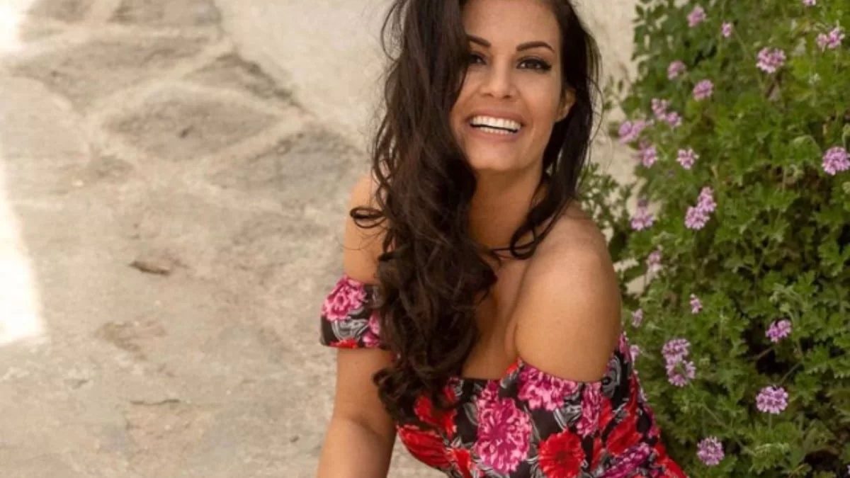 Ακομπλεξάριστη και χωρίς φίλτρα - Η Μαρία Κορινθίου μας έδειξε τις ραγάδες στο στήθος της