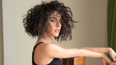 Πόζαρε μόνο με τη λευκή πετσέτα μπάνιου και τα χρυσά της πέδιλα - Η Σολωμού έβαλε ''φωτιά'' στο instagram