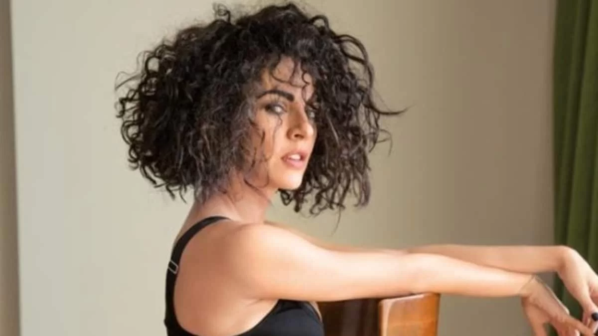 Πόζαρε μόνο με τη λευκή πετσέτα μπάνιου και τα χρυσά της πέδιλα - Η Σολωμού έβαλε ''φωτιά'' στο instagram