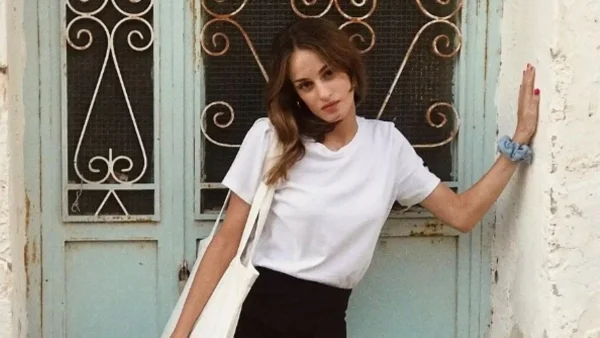 Ημίγυμνη μόνο αυτή και το βιβλίο της - Η topless ανάρτηση της κόρης του Βοσκόπουλου και της Γκερέκου στην Κέρκυρα