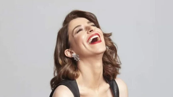 Αχτένιστη και άβαφη η Μαρίζα Ρίζου μπροστά στο ηλιοβασίλεμα - Ανέμελη στη Σέριφο για διακοπές