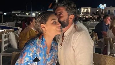 Δεν ξεκόλλαγε από πάνω της! Τα καυτά στιγμιότυπα της Βρισηίδας και του Μαρτίκα σε πισίνα στο νησί της Μυκόνου