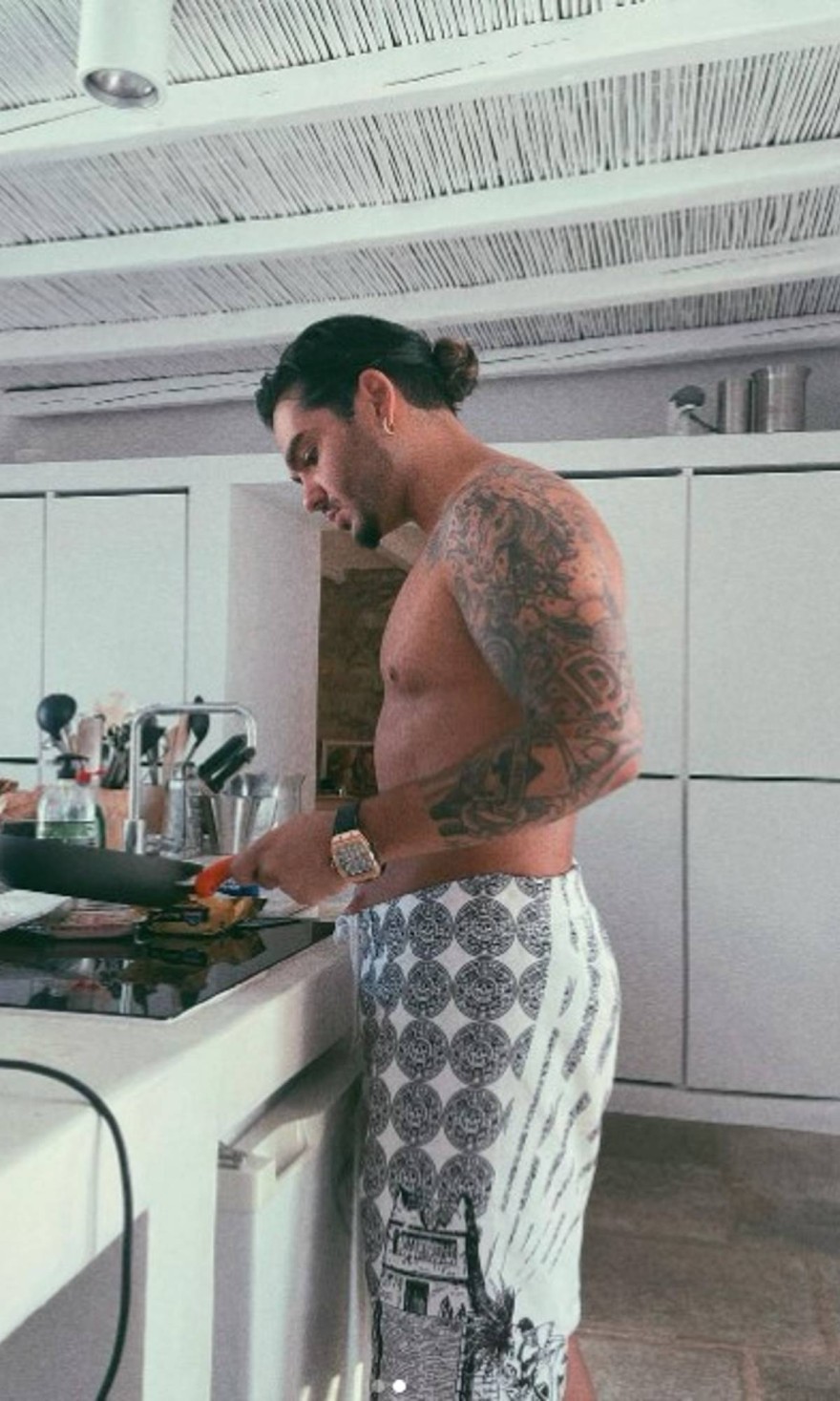 «Άναψε» φωτιές ο Χρήστος Μάστορας ποζάροντας στην κουζίνα του σπιτιού του