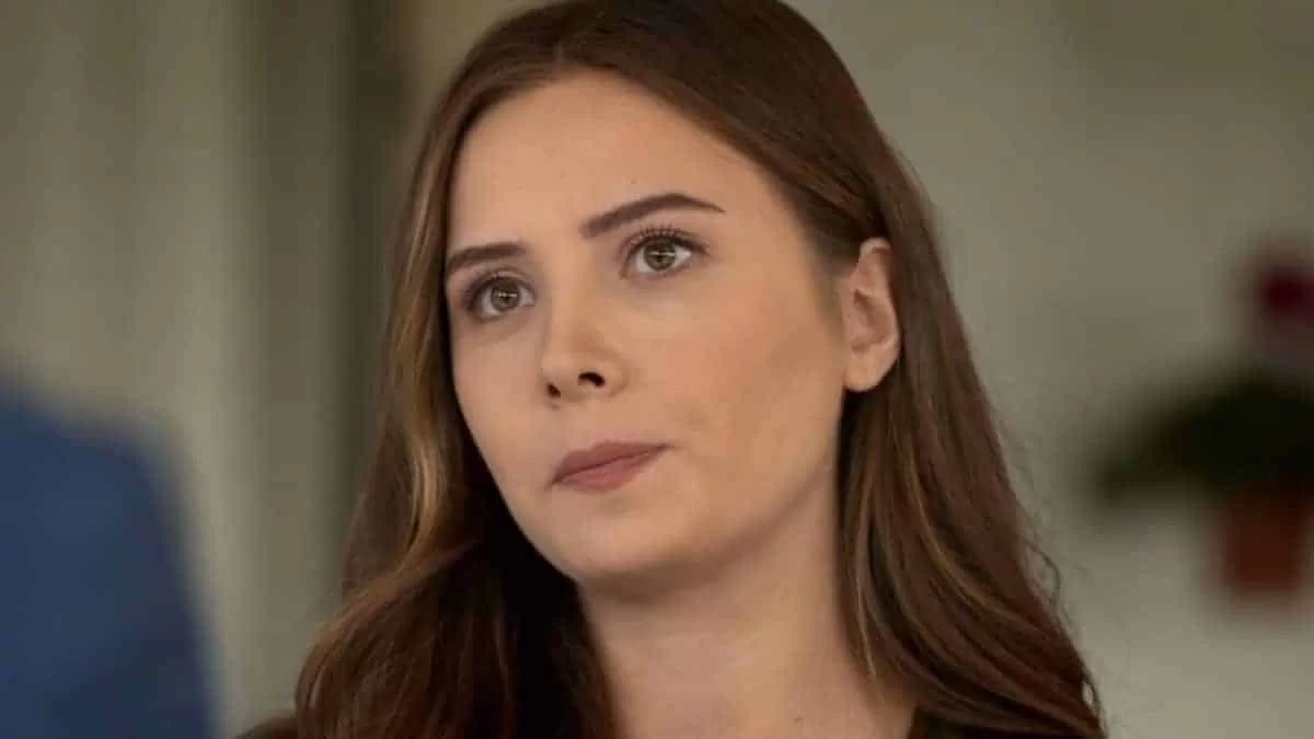 Elif: Η Μελέκ έρχεται μπροστά στην αίθουσα του δικαστηρίου και ξεσπά σε κλάματα