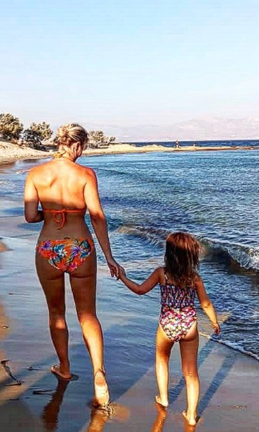 Πιασμένες χέρι χέρι στην αμμουδιά η Ελεονώρα Μελέτη με την κορούλα της