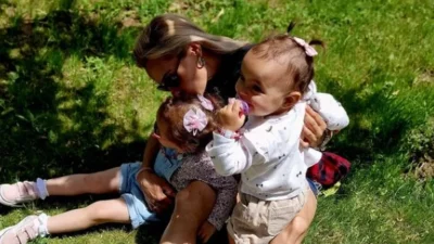 Η Βίκυ Καγιά τις αποθέωσε - Η πόζα της Βασιλικής Μιλλούση με τις δυο κόρες της που "τρέλανε" το Instagram