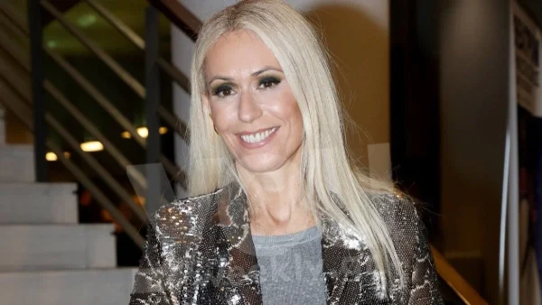 Με φούξια ολόσωμη φόρμα και απαλό μακιγιάζ - Η εκθαμβωτική εμφάνιση της Μαρίας Μπακοδήμου στο θέατρο