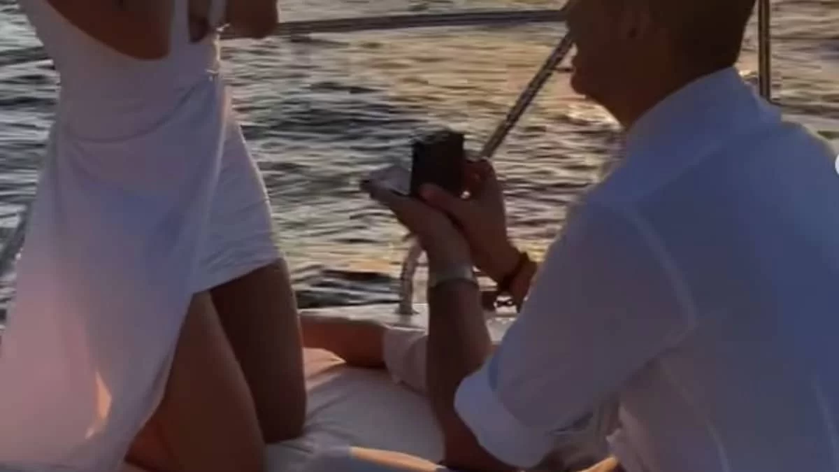Γονάτισε σε χλιδάτο σκάφος στο Κάπρι και της έκανε 2η πρόταση γάμου - Σε πελάγη ευτυχίας πρώην παίκτρια του My style rocks