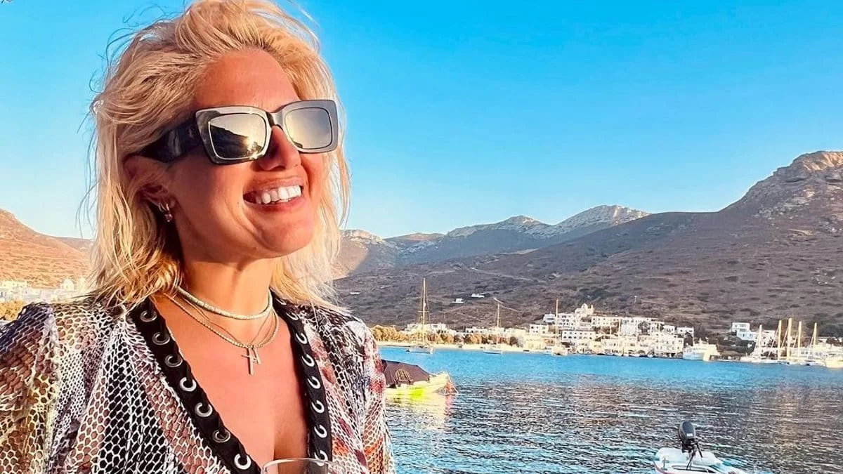 Ιδιαίτερη πόζα πάνω σε βράχια της Αμοργού - Με γαλάζιο μπικίνι σε γαλαζοπράσινα νερά η Παραδεισανού