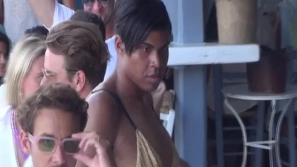 Με χρυσό μαγιό και 20ποντα πέδιλα - Στην Μύκονο ο γιος του θρύλου του NBA Μάτζικ Τζόνσον