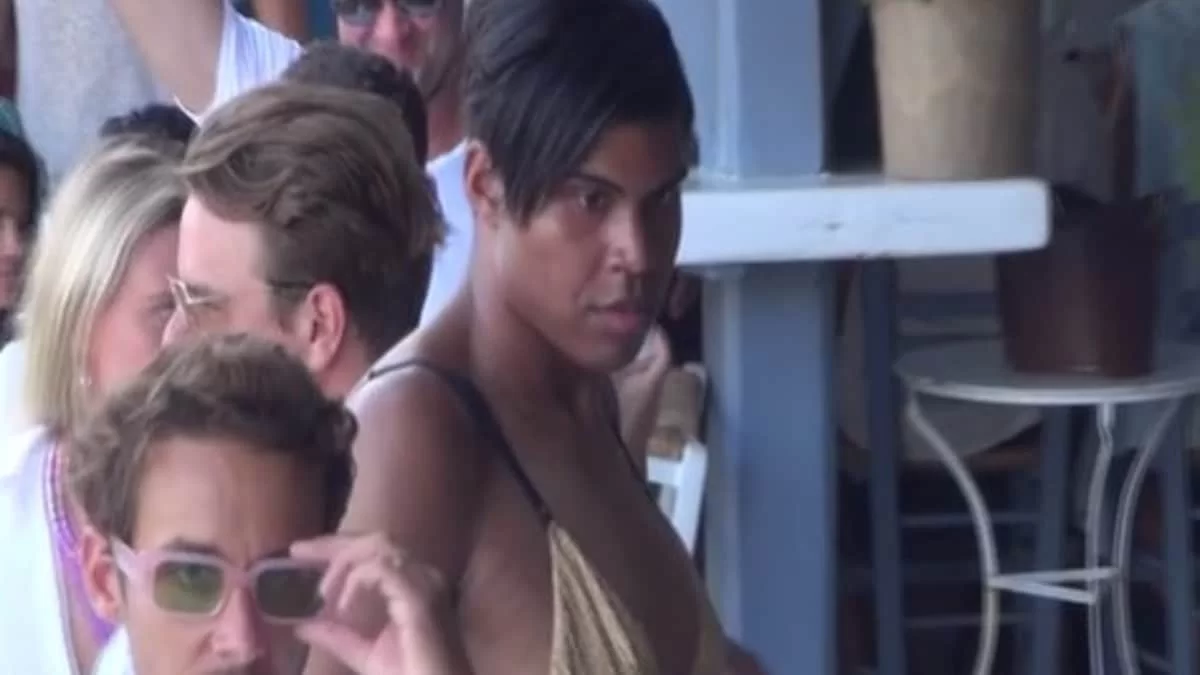 Με χρυσό μαγιό και 20ποντα πέδιλα - Στην Μύκονο ο γιος του θρύλου του NBA Μάτζικ Τζόνσον