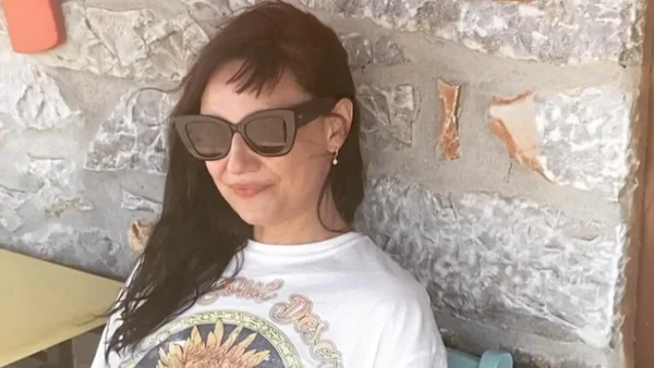 ''Πήρα τη λεύκη μου για ποτό...'' - Η Αθηναίς Νέγκα κάνει διακοπές στη Σύρο και αυτοσαρκάζεται