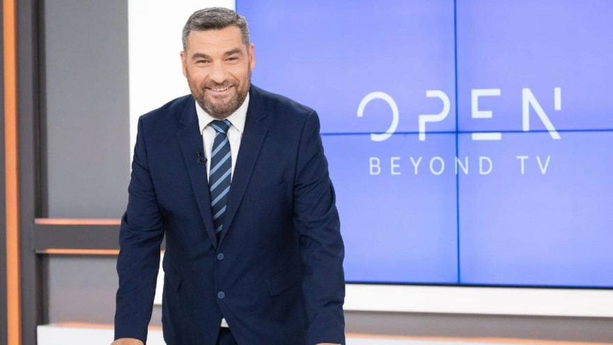 Πασίγνωστος δημοσιογράφος και παρουσιαστής έδωσε τα χέρια με το κανάλι