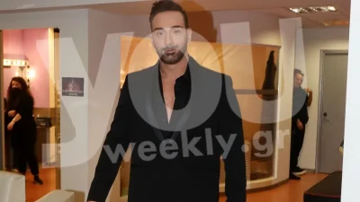 Απλά λιτά και ελληνικά! Πρώτο τραπέζι πίστα τραγουδώντας καψουροτράγουδα ο Νίκος Κοκλώνης στην Μύκονο