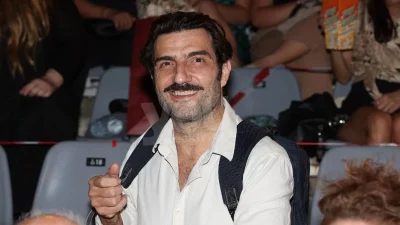 Μελαχρινή, αδύνατη και δύο χρόνια μικρότερή του - Αυτή είναι η σύζυγος του Νίκου Κουρή