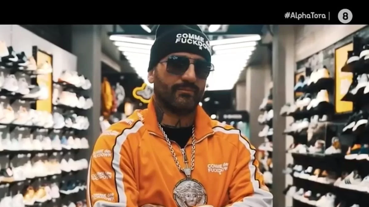 Το βράδυ στις πίστες και το πρωί στη λαϊκή - Ο ισορροπιστής των ΝΕΒΜΑ "χώνει" ρίμες μπροστά από τον πάγκο του