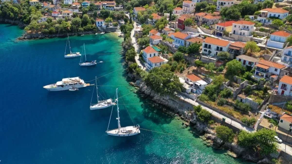 Ο Τάσος Δούσης προτείνει: 5 μαγικά νησιά χωρίς πολύ κόσμο για ήσυχες διακοπές